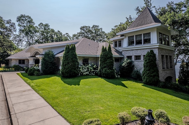 view of front of property featuring a front yard and brick siding