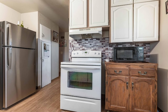 kitchen featuring white electric range oven, freestanding refrigerator, under cabinet range hood, black microwave, and backsplash