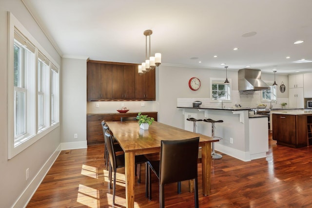 dining room featuring ornamental molding, recessed lighting, baseboards, and dark wood-type flooring