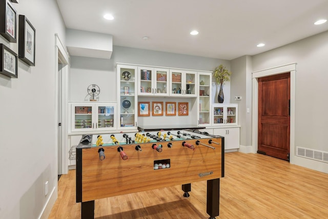 playroom featuring visible vents, light wood-type flooring, recessed lighting, and baseboards