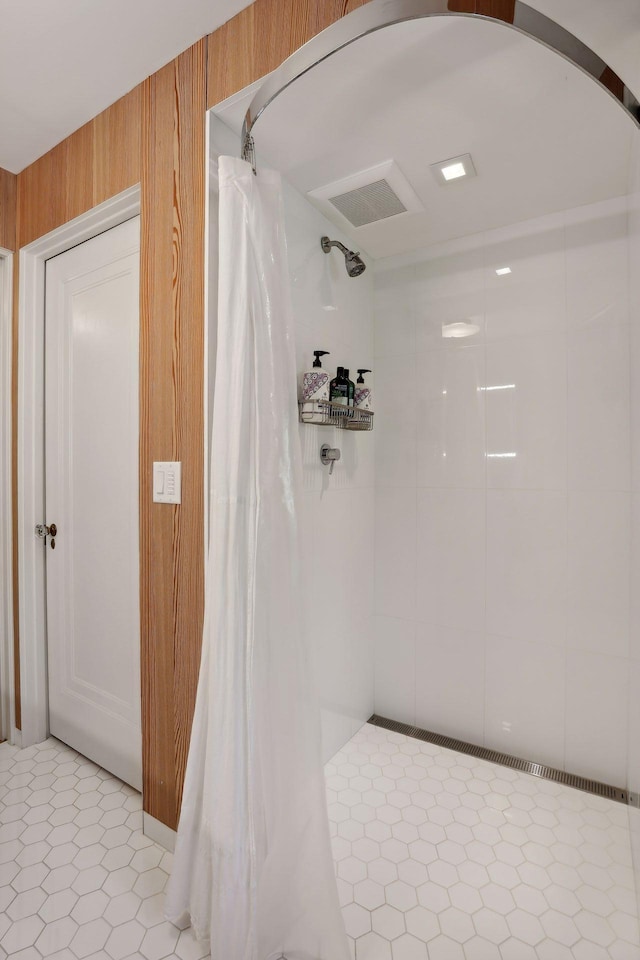 full bath featuring visible vents and a tile shower