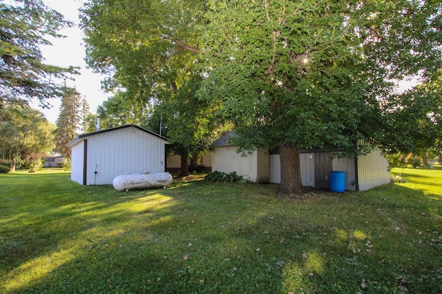 view of yard with a pole building and an outdoor structure