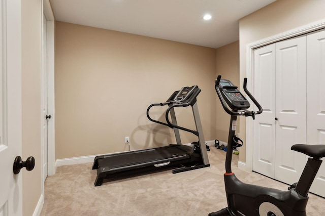 workout room featuring carpet floors, recessed lighting, and baseboards