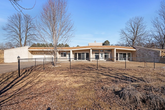 view of front of home with a fenced front yard