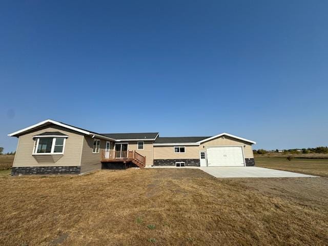 view of front of house featuring concrete driveway and a front yard