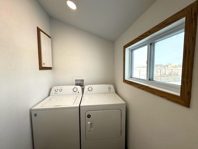 laundry area featuring recessed lighting and independent washer and dryer