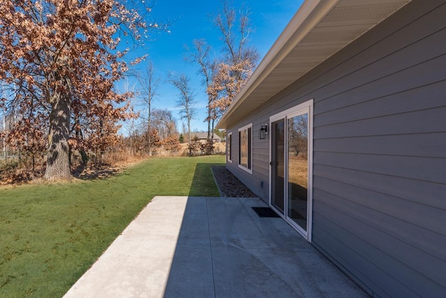 view of yard featuring a patio