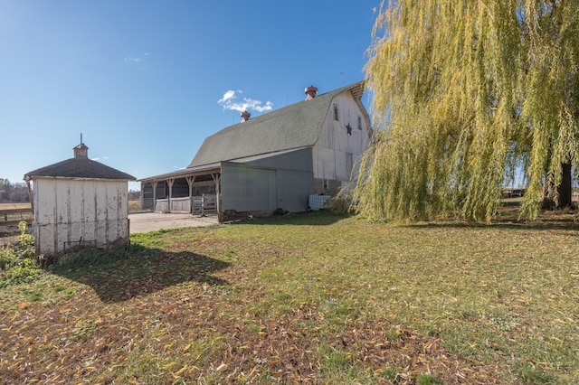 view of yard featuring a barn and an outbuilding