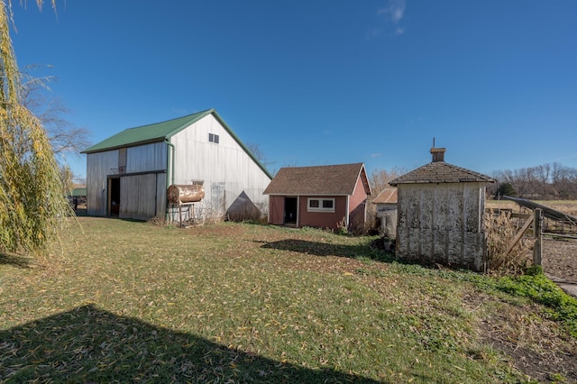 view of outdoor structure featuring an outbuilding