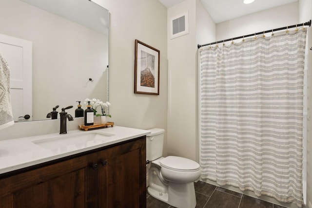 bathroom featuring toilet, curtained shower, vanity, and visible vents