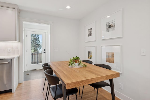 dining room featuring recessed lighting, baseboards, and light wood-style flooring