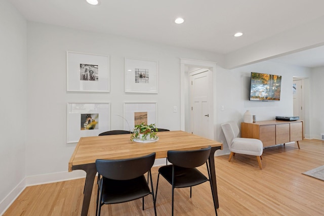 dining space featuring recessed lighting, baseboards, and light wood-style flooring