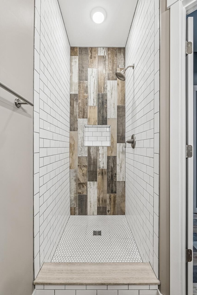 bathroom featuring tiled shower