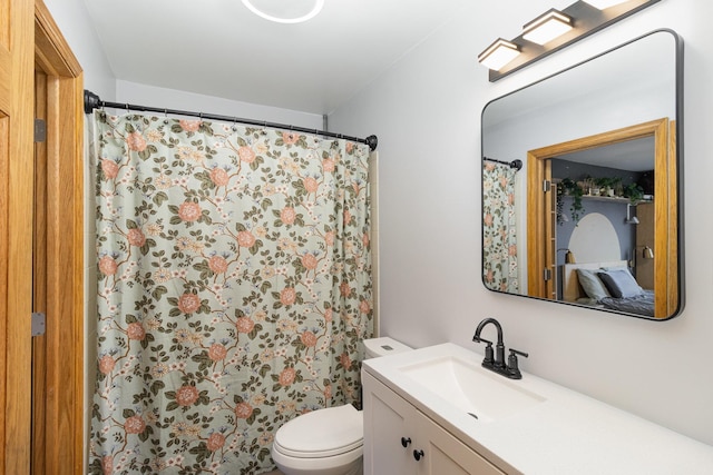 bathroom with curtained shower, toilet, and vanity