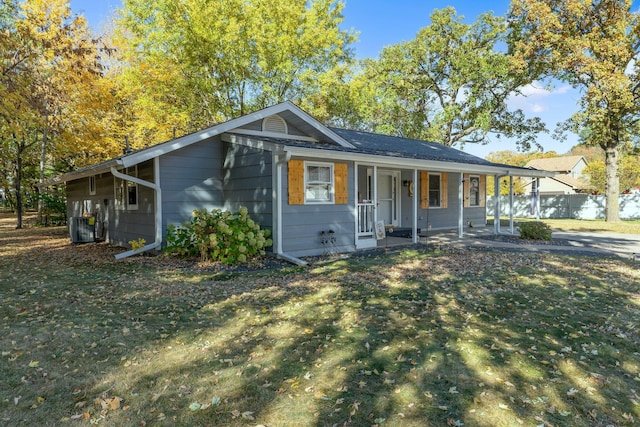 view of front of home featuring fence, a front lawn, and a porch