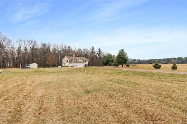 view of yard featuring a rural view