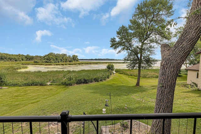 view of yard featuring a water view