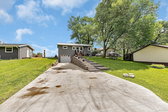 view of front facade featuring driveway, a front yard, and a garage