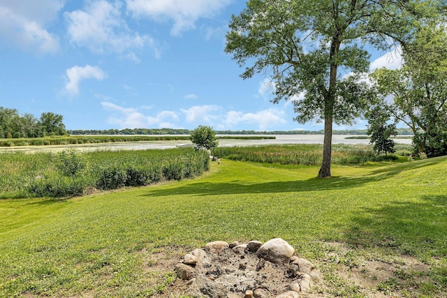 view of yard featuring a water view