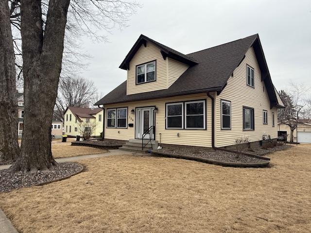 view of front facade featuring a front yard