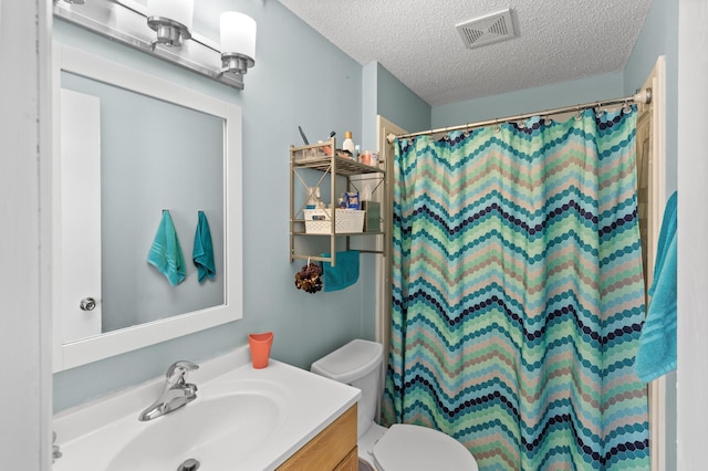 full bathroom with a textured ceiling, curtained shower, toilet, vanity, and visible vents