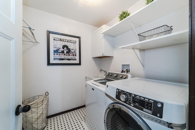 laundry room with baseboards, cabinet space, a sink, and washing machine and clothes dryer