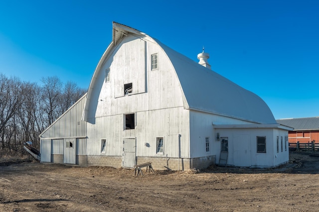 exterior space with a barn, an outdoor structure, and a gambrel roof