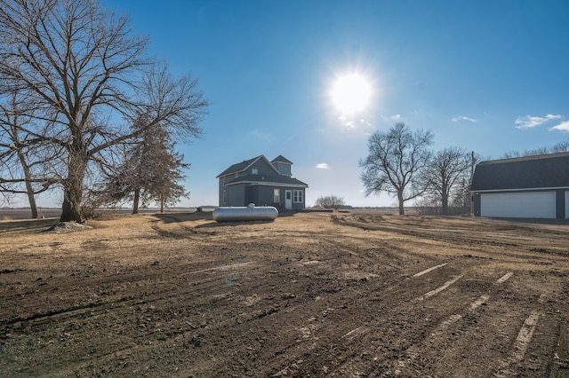 view of yard with an outbuilding