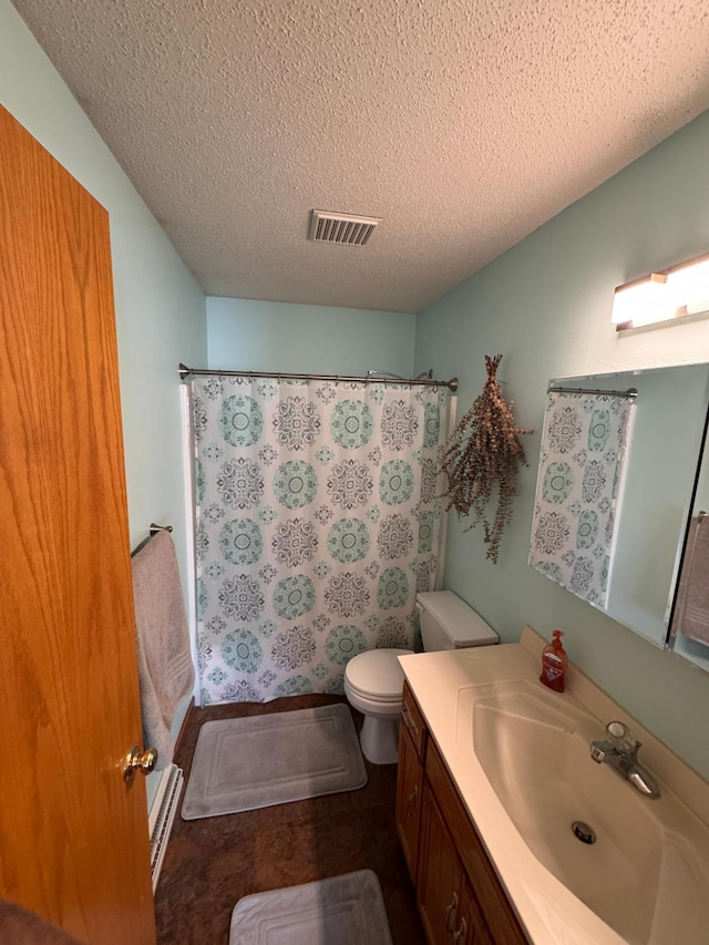 full bath featuring visible vents, a shower with shower curtain, toilet, vanity, and a textured ceiling