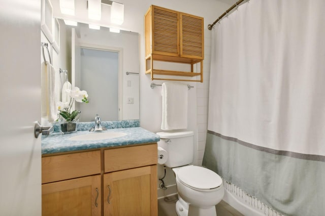 full bath featuring a shower with shower curtain, vanity, and toilet