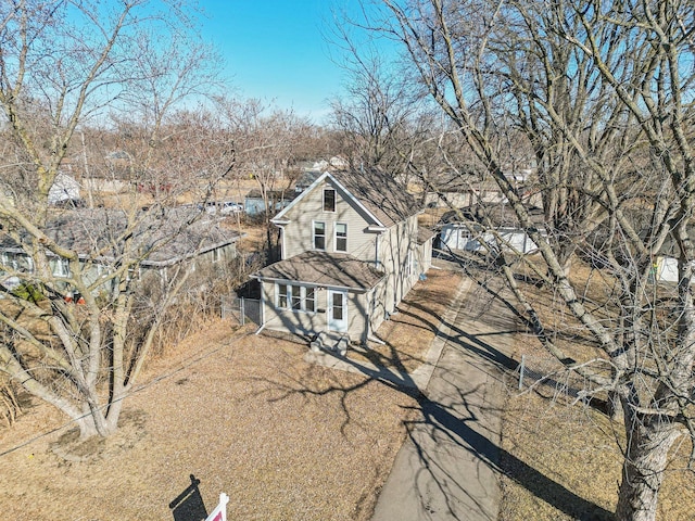 view of front of house with fence and driveway