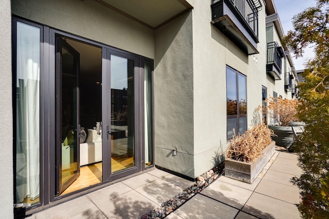 property entrance with stucco siding