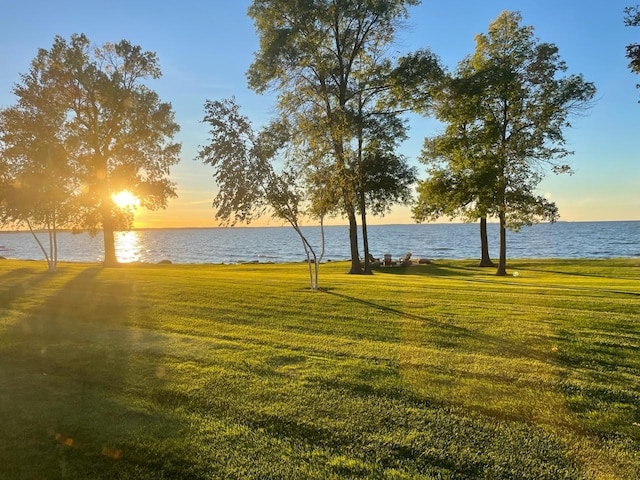 view of yard featuring a water view