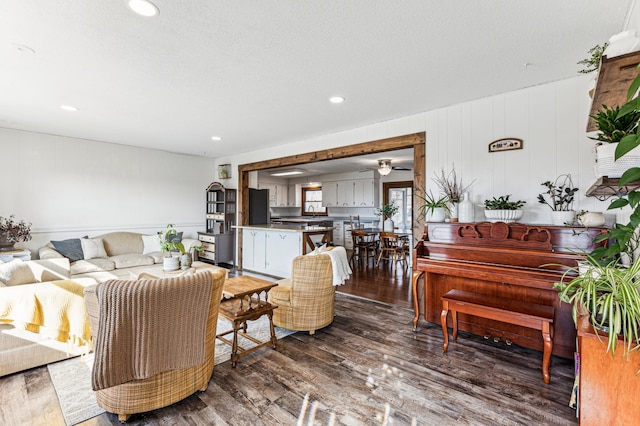 living room with a textured ceiling, wood finished floors, a ceiling fan, and recessed lighting