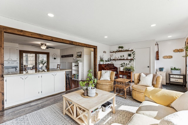 living area with light wood-type flooring, a ceiling fan, and recessed lighting