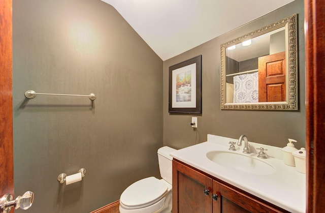 full bath featuring lofted ceiling, vanity, toilet, and a shower with curtain