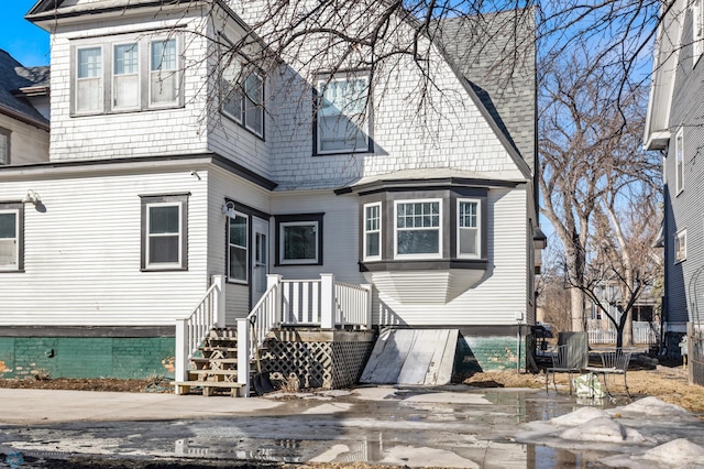 view of front of property featuring a shingled roof