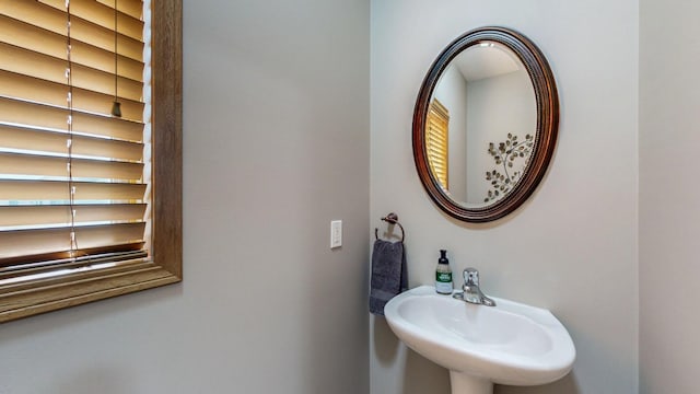 bathroom featuring a sink