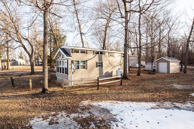 view of front of home featuring an outdoor structure and a garage