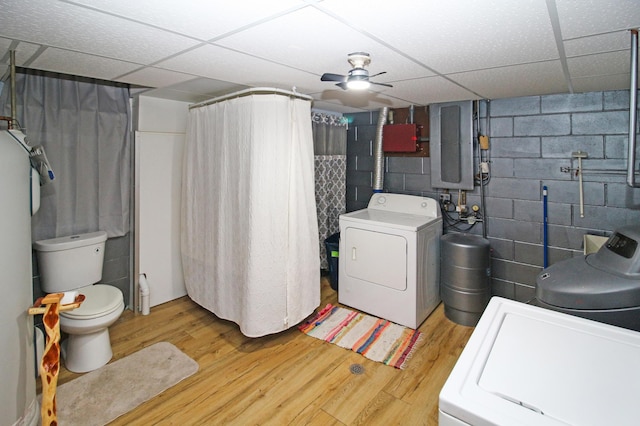 laundry room featuring washer / clothes dryer, light wood-style flooring, and a ceiling fan