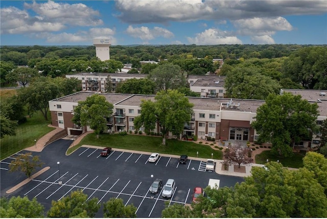 birds eye view of property featuring a forest view