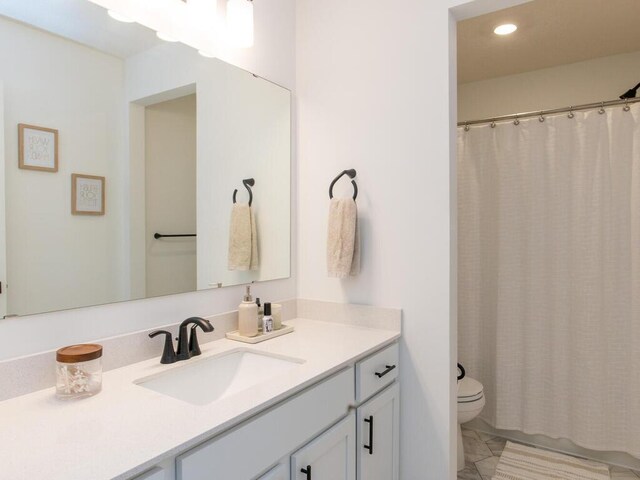 bathroom featuring toilet, recessed lighting, a shower with shower curtain, and vanity