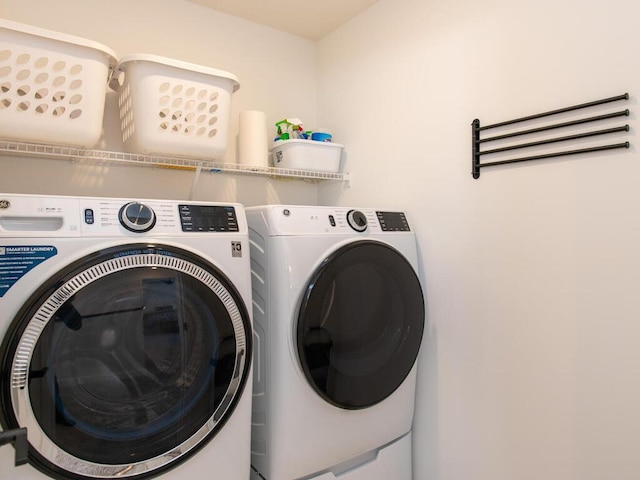 washroom featuring washing machine and dryer and laundry area