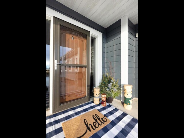 entrance to property featuring a porch