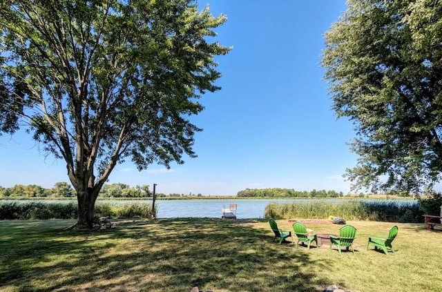 view of yard featuring a water view