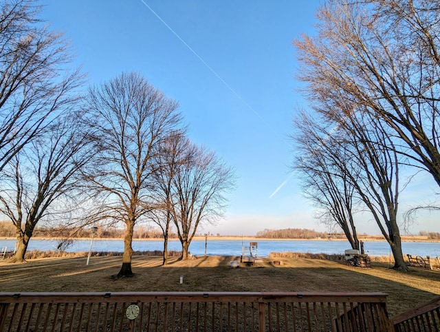 view of yard featuring a water view