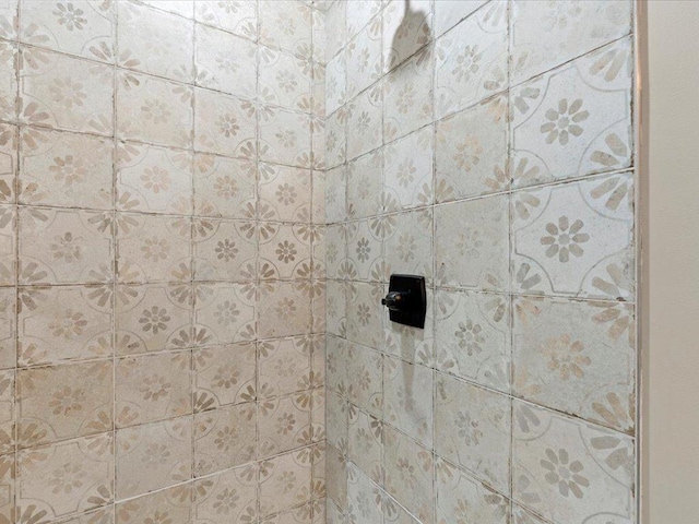 interior details with a tile shower