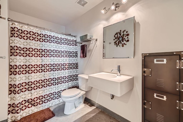 bathroom with visible vents, a shower with shower curtain, toilet, a sink, and baseboards