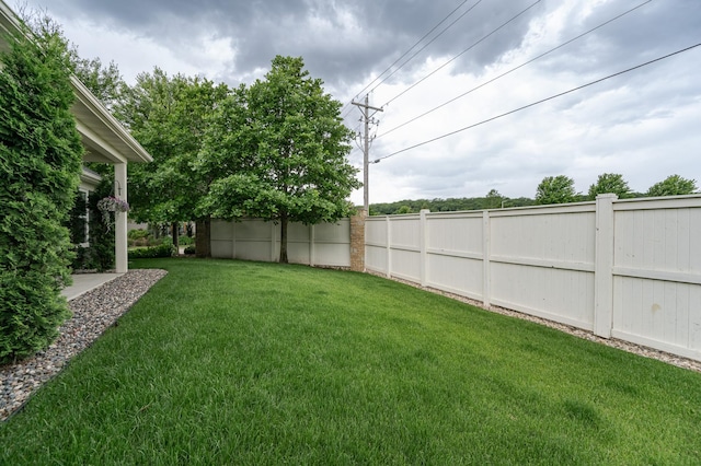 view of yard featuring fence