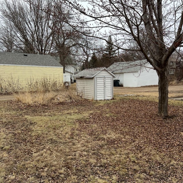 view of yard with an outdoor structure and a shed